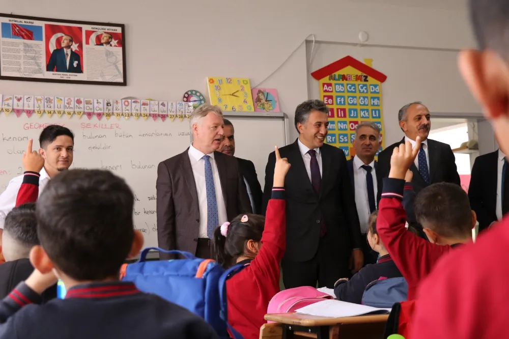 İLÇE EĞİTİM TOPLANTILARININ BU HAFTAKİ İLK DURAĞI KARLIOVA OLDU