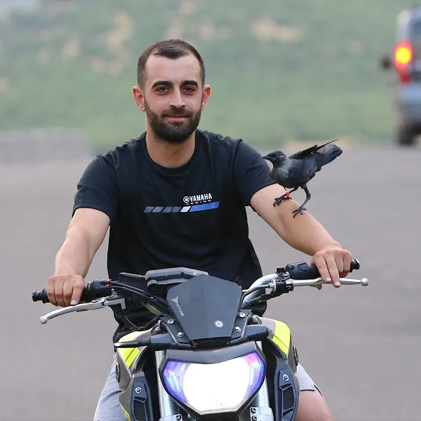 OMUZUNDAKİ KARGA, KALBİNDEKİ MERHAMET